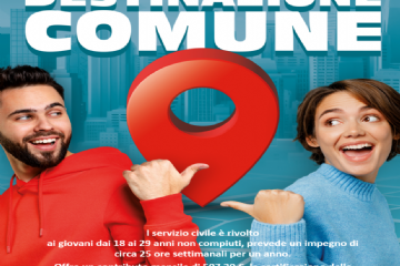 Immagine della locandina del servizio civile in Comune con un ragazzo ed una ragazza rivolti in due direzioni diverse che sono girati e si guardano facendo il gesto del pollice alzato indicandosi, tra di loro il segno dei puntamento della posizione. Sopra scritto Destinazione comune e sotto la descrizione del servizio civile