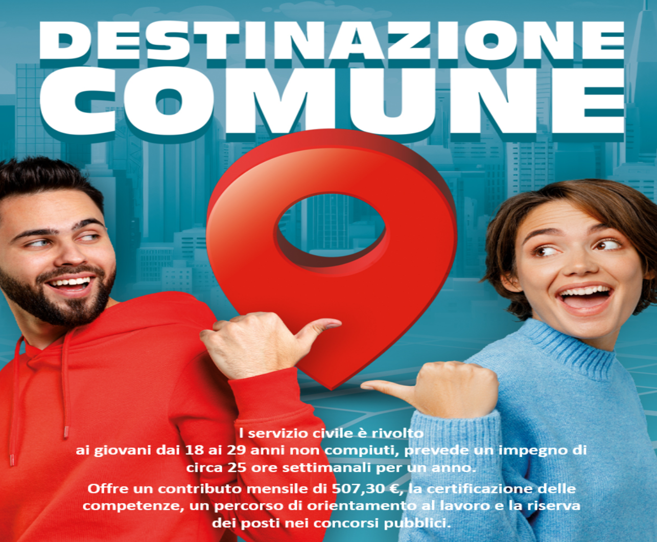 Immagine della locandina del servizio civile in Comune con un ragazzo ed una ragazza rivolti in due direzioni diverse che sono girati e si guardano facendo il gesto del pollice alzato indicandosi, tra di loro il segno dei puntamento della posizione. Sopra scritto Destinazione comune e sotto la descrizione del servizio civile
