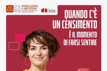 Su sfondo color porpora, al centro, è raffigurata una ragazza e, nella parte alta, a destra, vi è la scritta in maiuscolo bianco "QUANDO C'E' UN CENSIMENTO E' IL MOMENTO DI FARSI SENTIRE". Su sfondo bianco, in alto a sinistra, un quadrato su sfondo rosso con raffigurate delle persone stilizzate e altri quattro quadrati bianchi con raffiguranti degli ingranaggi, una spiga di grano, quattro mani che si uniscono e un tempio. A fianco, la scritta "POPOLAZIONE E ABITAZIONI", in rosso e in maiuscolo e la scritta "CENSIMENTI PERMANENTI L'ITALIA A TU PER TUTTI", in nero e in maiuscolo. A fianco, compare il logo dell'Istat e la scritta "Istat". Sullo sfondo color porpora, compaiono, altresì, dei quadrati di vari colori.